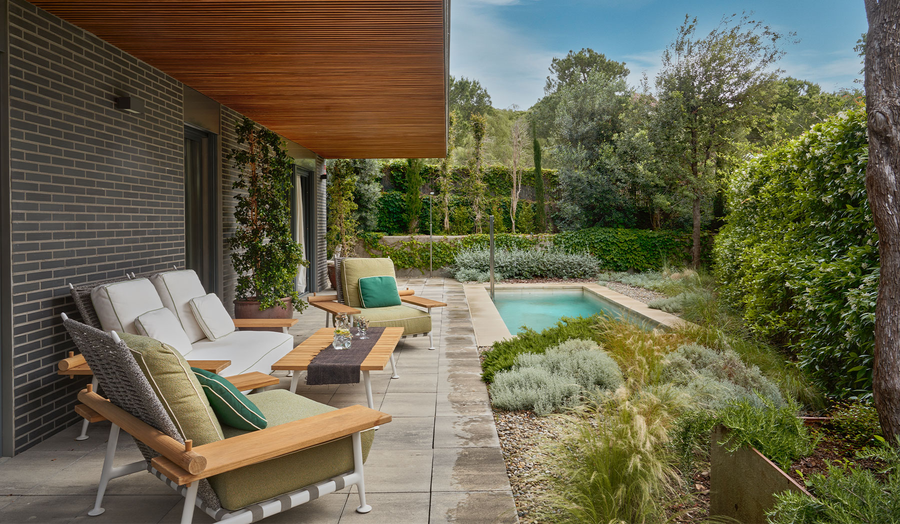 Porche moderno con vistas a jardín diseñado con Feng Shui.