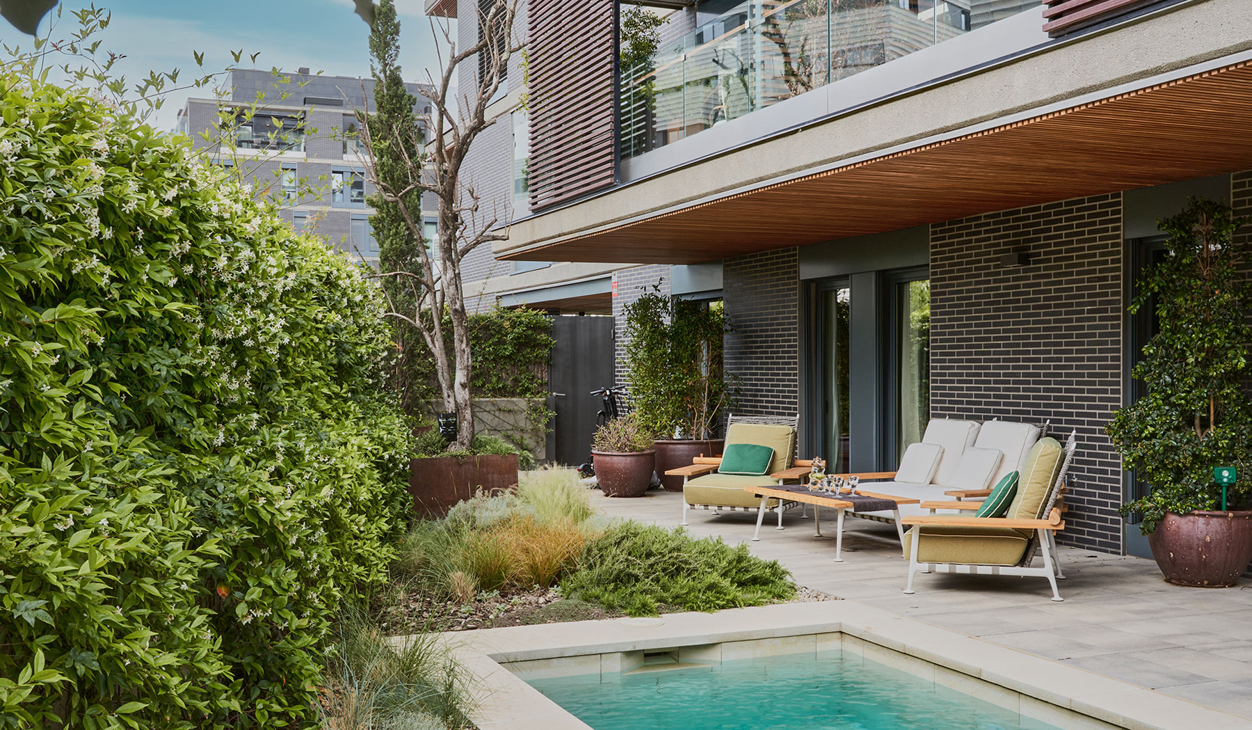 Diseño de exteriores con piscina y zona de estar integrada.
