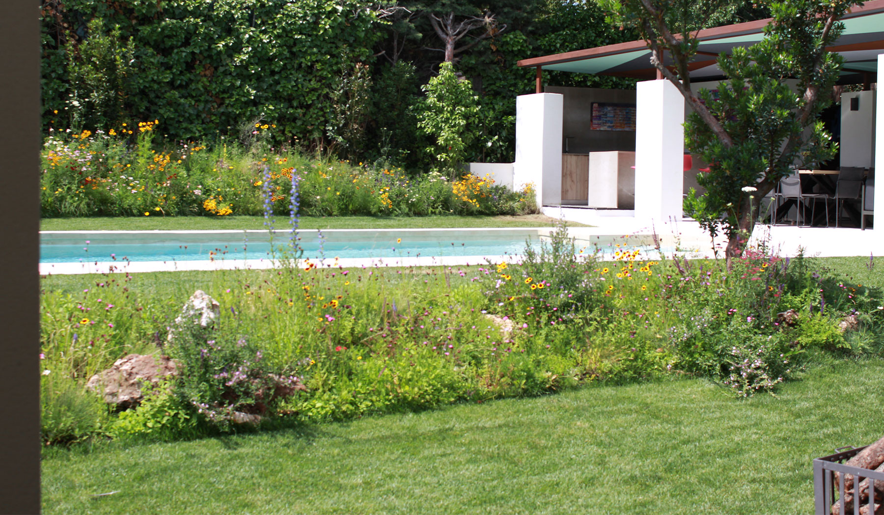 Bordura de flores silvestres junto a zona de baño.